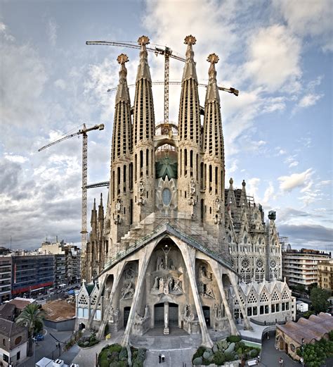 la sagrada familia cathedral architecture